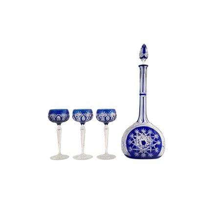 Ensemble composé de trois verres à vin et d'une ca