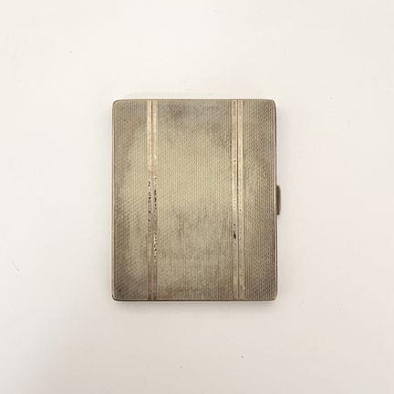 Tabatière de poche en argent ciselé. 10 x 8 cm. Po