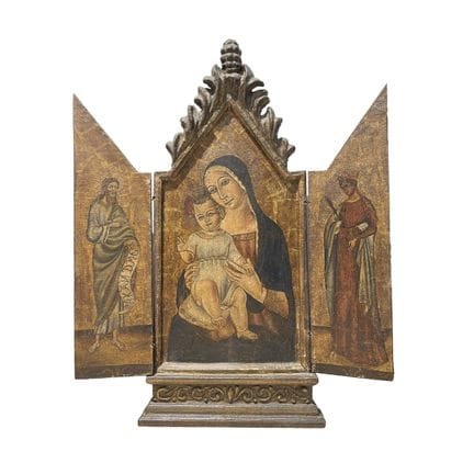 Triptyque religieux en bois sculpté, présentant de