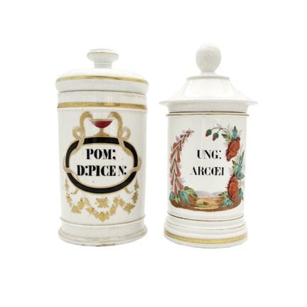 Deux flacons de pharmacie en porcelaine isabéline.