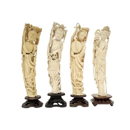 Quatre sculptures asiatiques en ivoire sculpté. « 