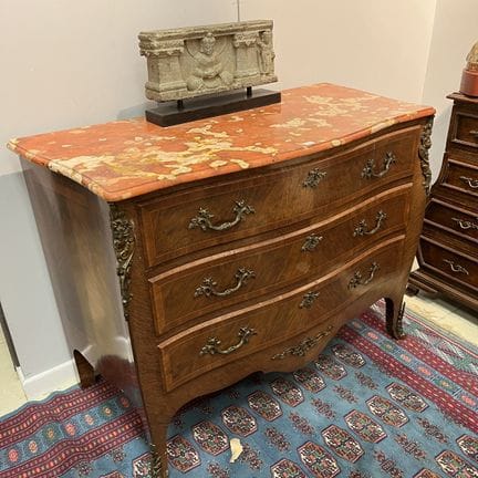 Commode de style Louis XV. Trois tiroirs avec poig