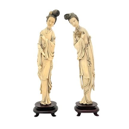 Paire de sculptures asiatiques en ivoire sculpté. 