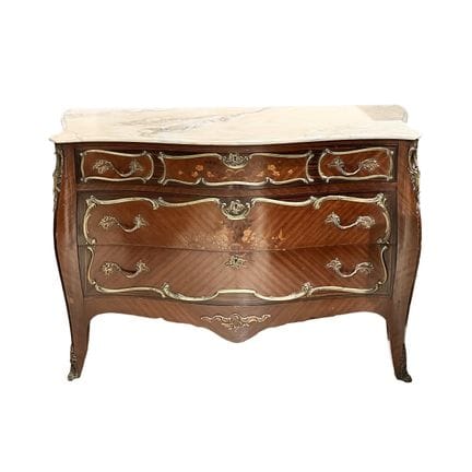 Commode de style Louis XV en bois, ornée d'appliqu