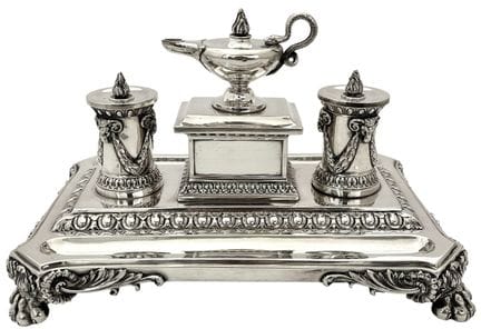 Encrier de table anglais en argent ciselé de motif