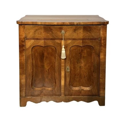 Buffet bas de style Biedermeier, plaqué noyer, ave