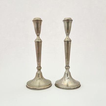 Paire de bougeoirs en argent lisse. Hauteur : 27 c