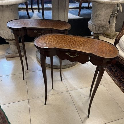 Paire de tables réniformes, avec un tiroir frontal