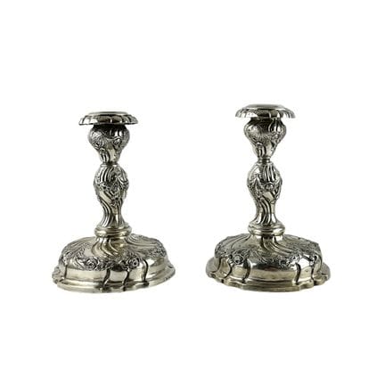 Paire de bougeoirs allemands en argent 935 ciselés