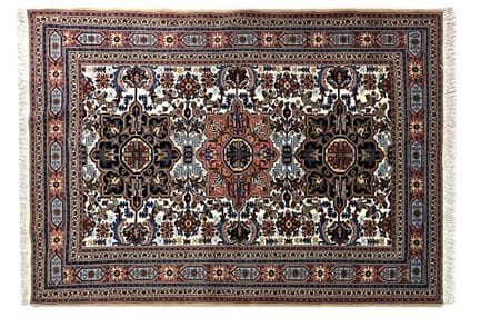 Tapis persan présentant un motif géométrique et fl