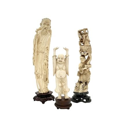 Trois sculptures asiatiques en ivoire sculpté. « D