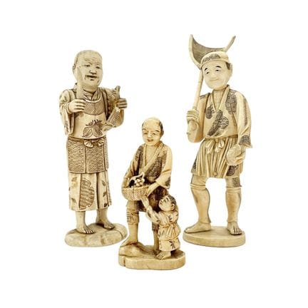 Trois sculptures japonaises en ivoire sculpté. « O