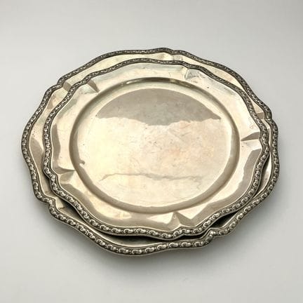 Lot de deux plateaux ronds péruviens en argent Cam
