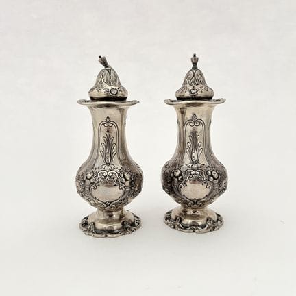 Paire de salières en argent 925 ciselé, motif « fe