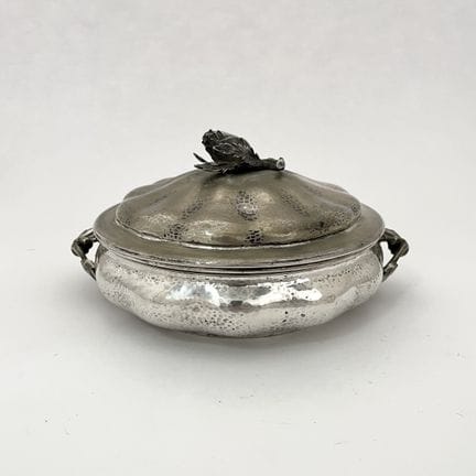 Casserole italienne ronde en argent martelé, avec 