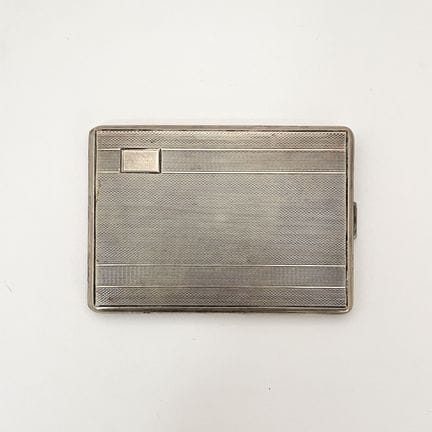 Tabatière de poche en argent ciselé. 11 x 8 cm. Po