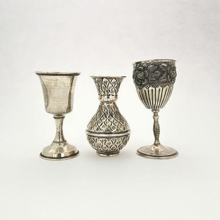 Trois pièces en argent : deux coupes et un vase. P