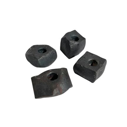 Quatre bougeoirs en fer, en forme de cubes. Hauteu