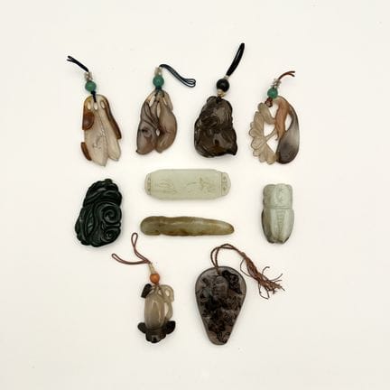 Collection de dix pendentifs chinois en agate et e