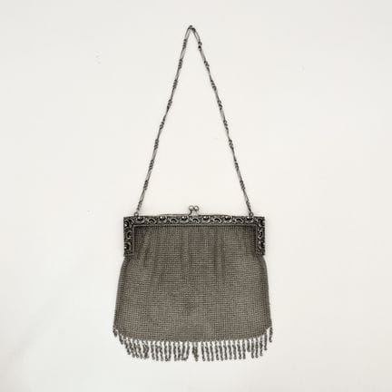 Pochette de soirée en maille argentée, avec une mo