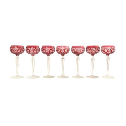 Lot de sept verres en cristal de Bohême taillé et 