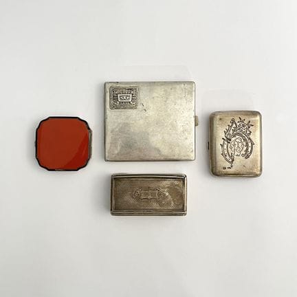 Quatre pièces en argent : une tabatière, une boîte