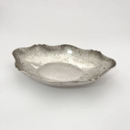 Fontaine péruvienne en argent martelé, avec un bor