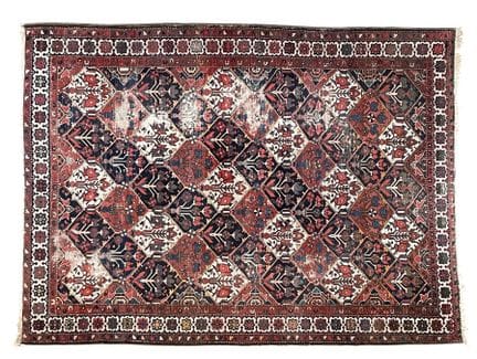 Tapis persan avec un motif floral multicolore sur 