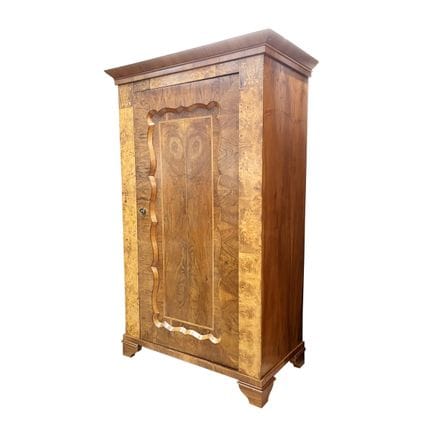 Armoire de style Biedermeier plaquée de placage de