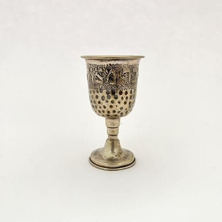 Coupe de kiddouch en argent ciselé. Hauteur : 9 cm