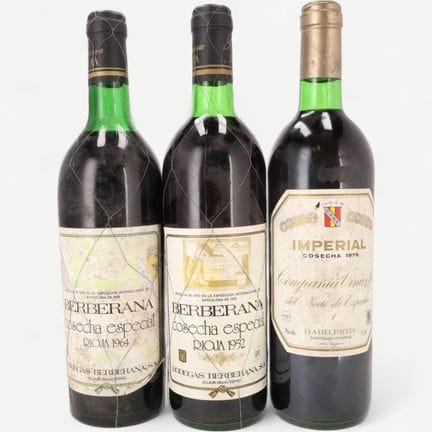 Tres botellas. Dos botellas de Berberana Cosecha E