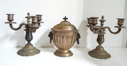 Par de candelabros de tres brazos de metal platead