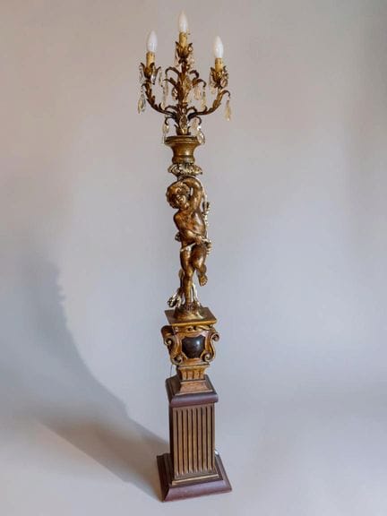 Columna con candelabro de cuatro brazos sostenidos