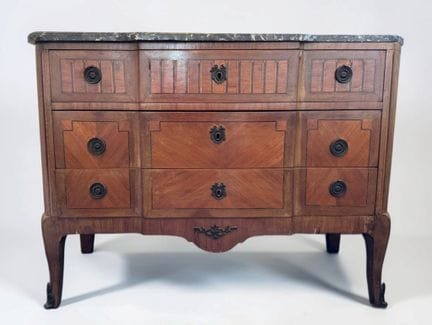 Wood and veneer chest of drawers with a slight cen