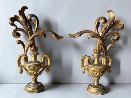 Pair of decorative pieces made of carved and gilde