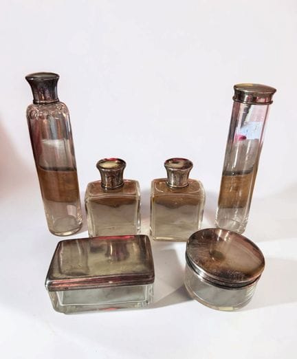 Toiletry set consisting of four bottles, a powder 