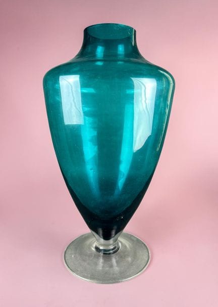 Vase on a blue-tinted glass pedestal
52 x 27 cm
(f