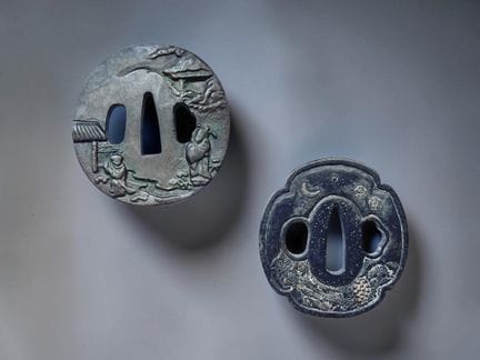 JAPAN, late 19th century
Patinated bronze tsuba de