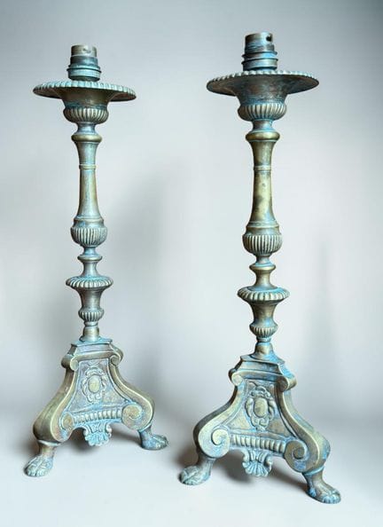 Par de candelabros trípodes de latón
Época del sig