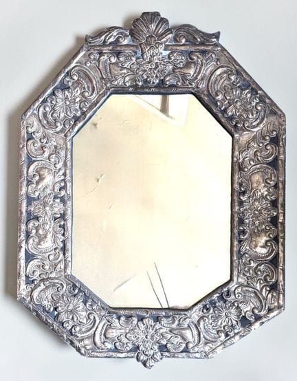 Embossed metal mirror with foliage design
Baroque 