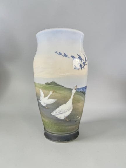 COPENHAGEN
Porcelain vase decorated with wild gees