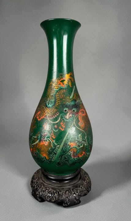 VIETNAM
Pear-shaped vase made of green-lacquered w
