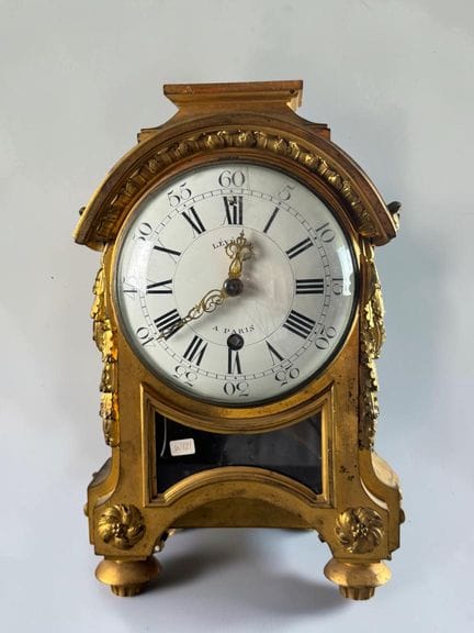 Chiseled and gilded bronze clock topped by a figur