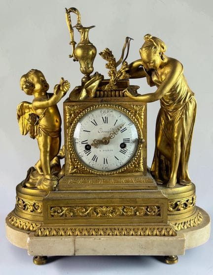 Chiseled, gilded bronze clock with fluted decorati