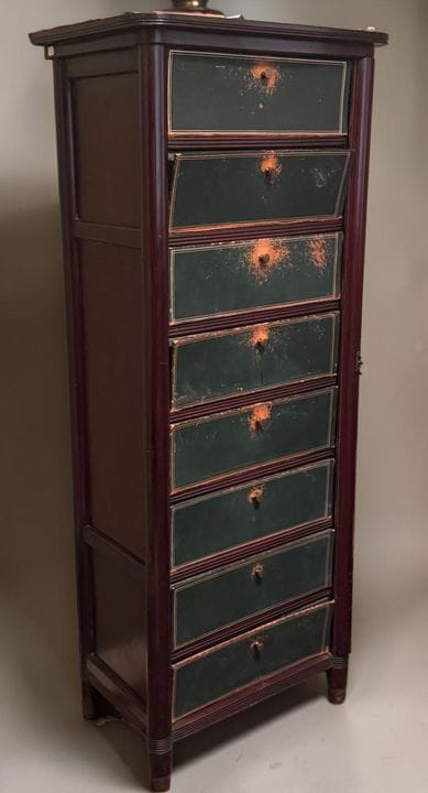 Veneered wooden chest of drawers with eight drawer