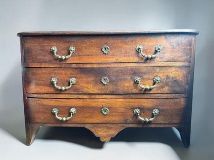 Molded wooden chest of drawers with three drawers,