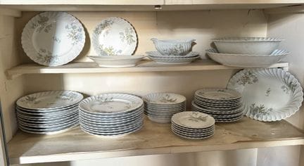 HAVILAND, Limoges
Porcelain dinner service with a 