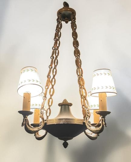 Painted sheet metal pendant light with four swan-n