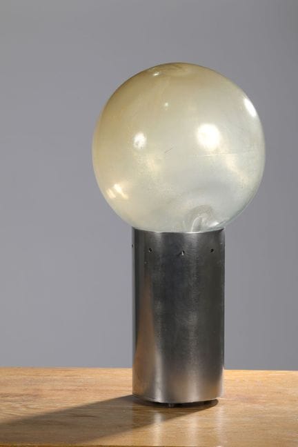 Opera di un architetto degli anni '70
Lampada da t
