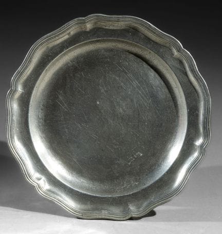 Set di tre piatti
In peltro. Di forma circolare co